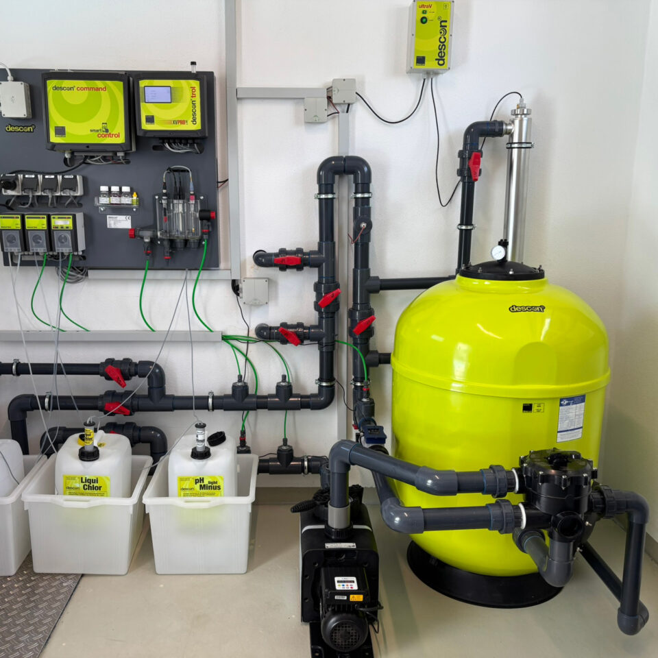 Technikraum mit Poolfilteranlage und Dosiersystem