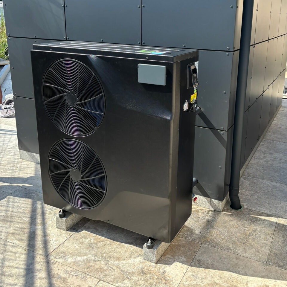 Moderne Luftwärmepumpe mit zwei großen Ventilatoren