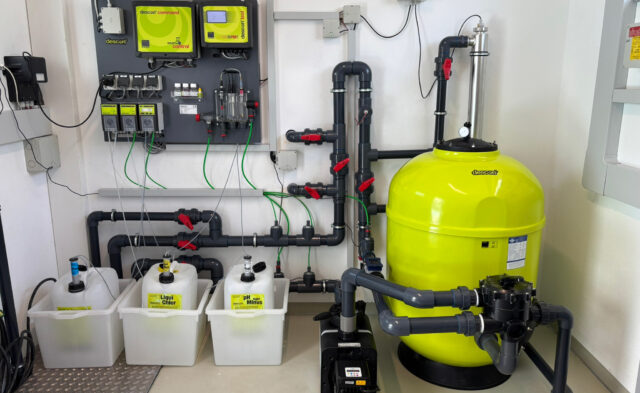 Pooltechnik mit Filteranlage und Dosiersystem